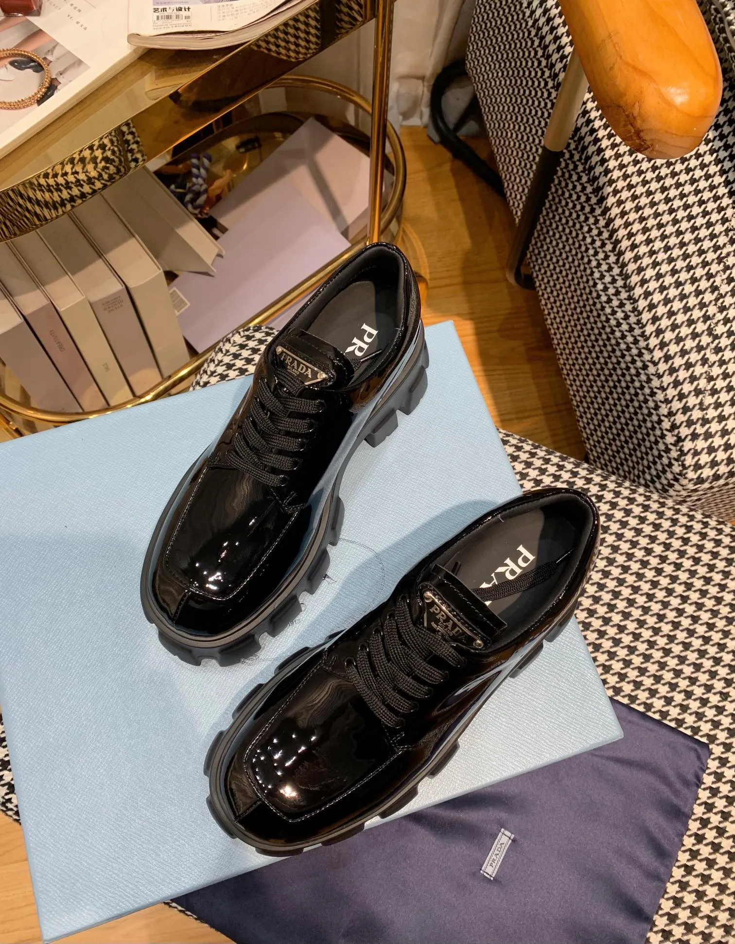 👟👟Ex-factory price 480👟👟 Women's shoes women's clothing ss23 Prada Prada ✨ 💥The T-stage catwalk model "Dream Never Sleeps" can be used on important occasions. It has an aristocratic feel and is perfect on the feet💃💃The entire series is full of exciting and unexpected combinations of elements, with a strong artistic flavor, allowing you to appreciate the ever-changing style of Prada girls. 1⃣ Upper: cowhide with open edge beads/patent leather 2⃣ Lining: imported sheepskin 3⃣ Outsole: lightweight foam outsole Size 35M-40M